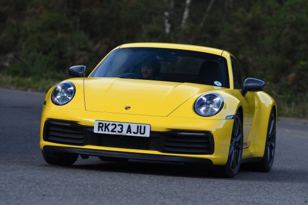 Лекота, простота и привлекателност за шофьора е това, което представлява 911 Carrera T. Колко ли е лек? Е, Carrera T се отказа от по-голямата част от заглушаването на звука при обикновените 911. После смени батерията с по-компактна. 
Това му позволява забележителна скорост. Тази кола е единственото ново Porsche, което комбинира шестцилиндров &bdquo;боксер&ldquo; (380 к.с.) с двоен турбокомпресор и три педала.